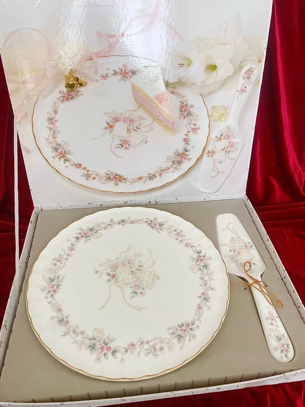 Mikasa White Dinner Plate with Pink Floral Pattern and Gold Trim